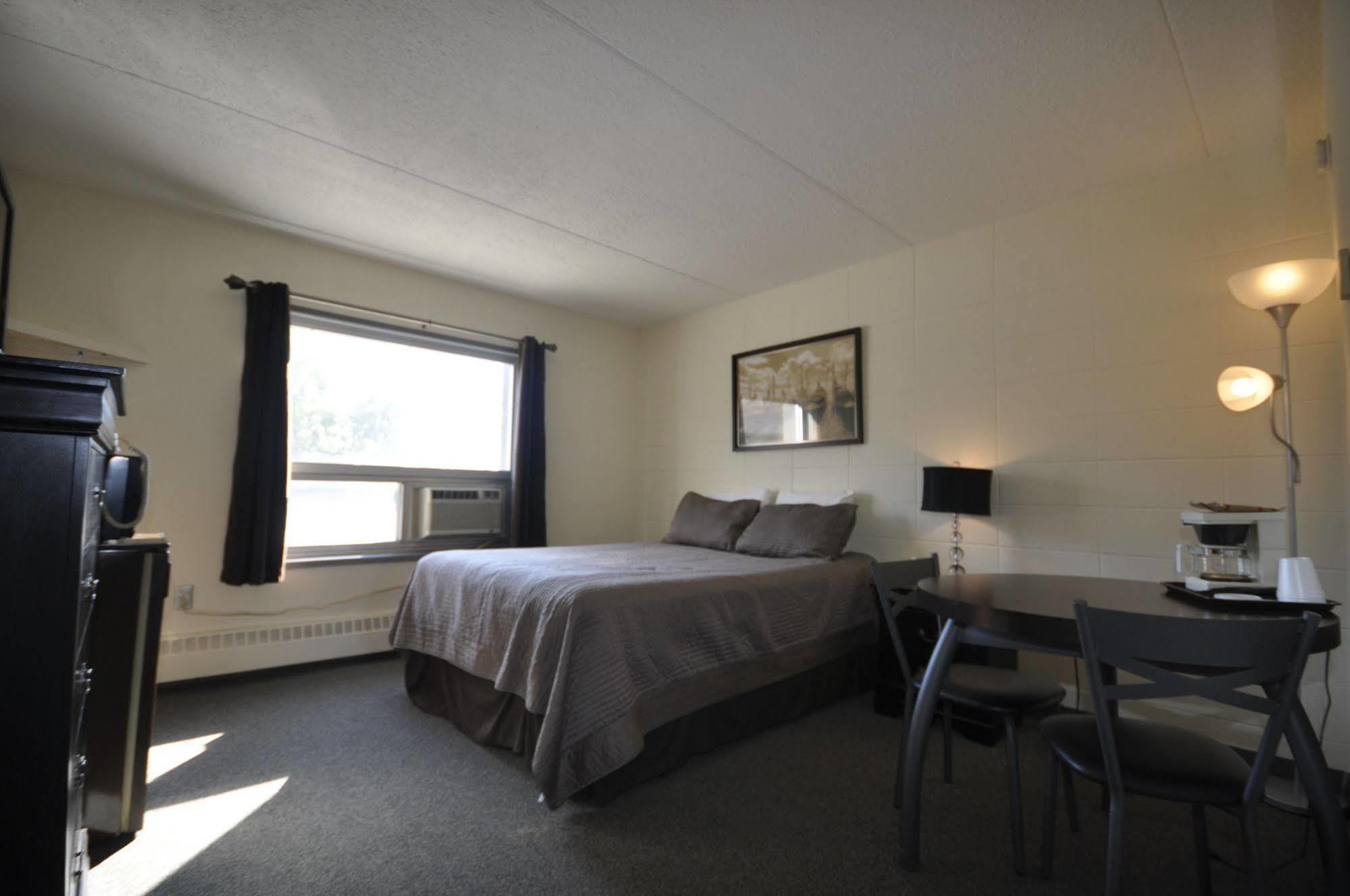 Beaverlodge Motor Inn Esterno foto